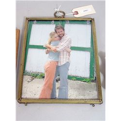 AMITYVILLE HORROR 8X10 COLOR PHOTO OF GEORGE (RYAN REYNOLDS) AND KATHY (MELISSA GEORGE) HUGGING IN G