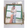Image 1 : AMITYVILLE HORROR 8X10 COLOR PHOTO OF GEORGE (RYAN REYNOLDS) AND KATHY (MELISSA GEORGE) HUGGING IN G