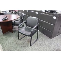 BLACK VYNL CLIENT CHAIR