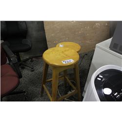 2 WOODEN STOOLS AND 3 OFFICE CHAIRS