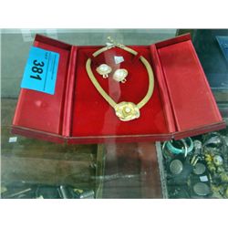 Ladies costume jewelery necklace and earring set