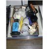 Image 1 : Box of assorted cups, decorative pieces, travel