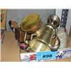 Image 1 : Box of assorted vintage collectables and decoratie