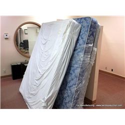 LOT: QUEEN SIZE MATTRESS & BOX SPRING