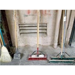 Lot: Push Brooms