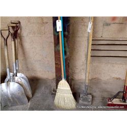 Lot: Brooms