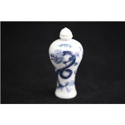 Lovely hand painted Porcelain Snuff Bottle Signed