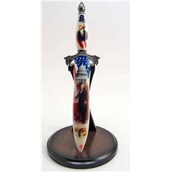 13704 - PRESIDENT GEORGE WASHINGTON DAGGER KNIFE / W STAND
