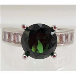 13401 - WHITE GOLD PLATED EMERALD & TOPAZ RING - SIZE 6