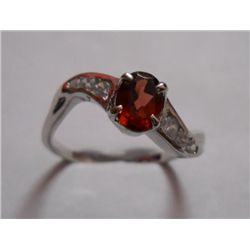 2.570g Ring of Garnet in Silver