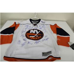 TEAM SIGNED NY ISLANDER JERSEY INCLUDING JOHN TAVARES, SIZE L