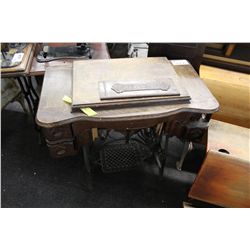ANTIQUE NEWHOME SEWING MACHINE IN TABLE WITH DRAWERS