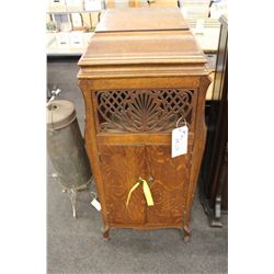 ANTIQUE REALISTIC GRAMAPHONE