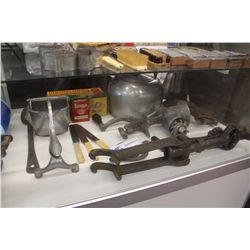 LARGE LOT OF METAL GRINDERS, PRESSES, KETTLE, KNIVES, SPOON, ALLSPICE,