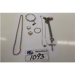 SELECTION OF 7 PIECES OF COSTUME JEWELLERY