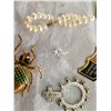 Image 2 : HUGE LOT OF VINTAGE PINS AND 70's JEWELRY