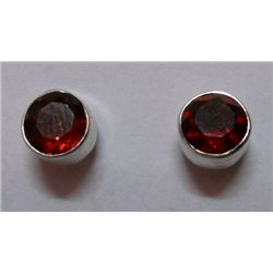 1.810g Earring of Garnet Sterling Silver