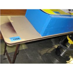 Folding utility table