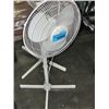 Image 1 : White pedastol floor fan