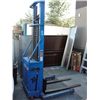 Image 1 : Blue fork lift