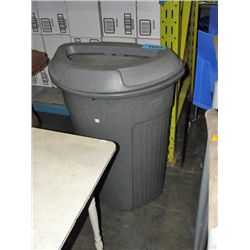 Lidded trash bin