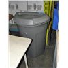 Image 1 : Lidded trash bin