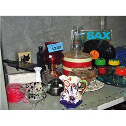 Shelf lot of assorted vintage collectables and