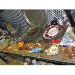 Shelf lot of vintage collectables, glasswares and