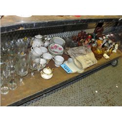Shelf lot of vintage collectables, glasswares and