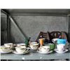 Image 1 : Shelf lot of assorted collectables, glassware, etc