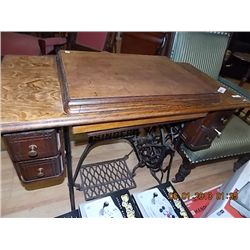 ANTIQUE SINGER TREADLE SEWING MACHINE