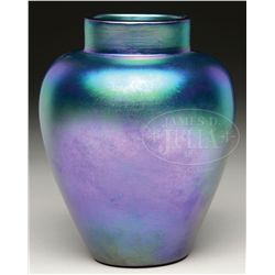 AMERICAN ART GLASS VASE.