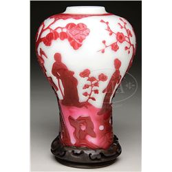 PEKING CAMEO GLASS VASE.