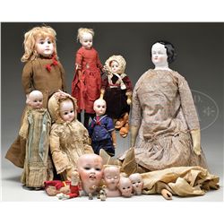 MISCELLANEOUS LOT OF DOLLS.