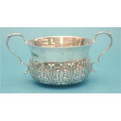 A George V silver porringer with acanthus decoration £100-150...