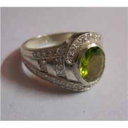 4.470g Ring of Peridot and CZ Sterling Silver