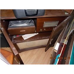 VINTAGE STEREO / TURN TABLE CABINET