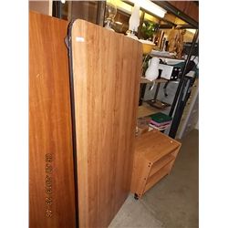 FOLDING BANQUET TABLE - APPROX. 4'