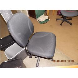 BLACK GAS LIFT OFFICE CHAIR