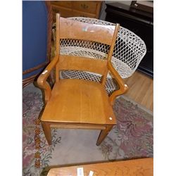 VINTAGE MAPLE WOOD ARM CHAIR