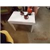 Image 1 : WHITE END TABLE
