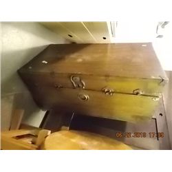 VINTAGE WOOD TRUNK - NEEDS 1 FOOT