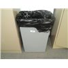 Image 1 : PLASTIC TRASH CAN