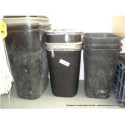 SMALL PLASTIC TRASH CAN