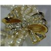 Image 2 : A STUNNING STRAND PEARL NECKLACE WITH A GOLD AND RHINESTONE BOW. SIGNED