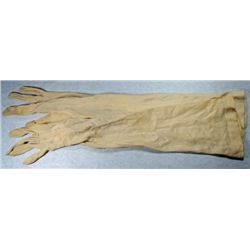 VINTAGE CREAM LONG NYLON LADIES OPERA GLOVES WITH SNAPS AT THE WRISTS.