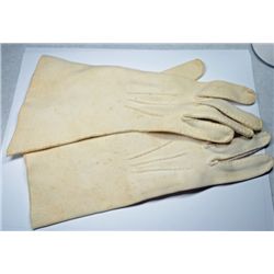 1960'S SMART DAY GLOVES WITH HAND STITCHED DETAIL. FOWNES BUTTERMILK SIZE 6.5