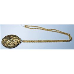 A BEAUTIFUL GOLD TONED LOCKET NECKLACE. PERFECT FOR THAT SIMPLE STATEMENT PIECE!