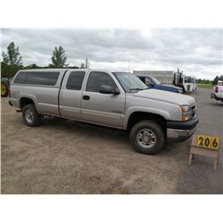 2005 Chev 2500 ext cab   Salvage Title 1GCHK29UX5E103564