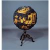 Image 1 : Velador victoriano.Trabajo ingl‚s, h. 1860. Medidas: 72 x 66 cm.Madera y pƒpier mƒch‚ lacado en n...